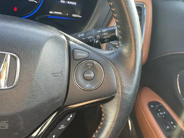 ホンダ ヴェゼル ハイブリッド Z 福岡県 2015(平27)年 10.3万km ホワイトオーキッドパール (株)IDOMが運営する【じしゃロン八幡西店】の自社ローン専用車両になります。こちらは現金またはオートローンご利用時の価格です。自社ローンご希望の方は別途その旨お申付け下さい/スマートキー/純正メモリナビ/Bluetooth/フルセグ/バックカメラ/クルーズコントロール/パドルシフト/シートヒーター/ETC