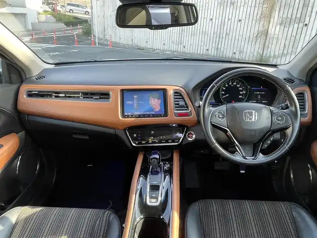 ホンダ ヴェゼル ハイブリッド Z 福岡県 2015(平27)年 10.3万km ホワイトオーキッドパール (株)IDOMが運営する【じしゃロン八幡西店】の自社ローン専用車両になります。こちらは現金またはオートローンご利用時の価格です。自社ローンご希望の方は別途その旨お申付け下さい/スマートキー/純正メモリナビ/Bluetooth/フルセグ/バックカメラ/クルーズコントロール/パドルシフト/シートヒーター/ETC