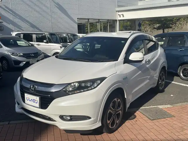 ホンダ ヴェゼル ハイブリッド Z 福岡県 2015(平27)年 10.3万km ホワイトオーキッドパール (株)IDOMが運営する【じしゃロン八幡西店】の自社ローン専用車両になります。こちらは現金またはオートローンご利用時の価格です。自社ローンご希望の方は別途その旨お申付け下さい/スマートキー/純正メモリナビ/Bluetooth/フルセグ/バックカメラ/クルーズコントロール/パドルシフト/シートヒーター/ETC