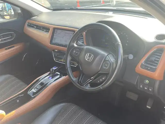 ホンダ ヴェゼル ハイブリッド Z 福岡県 2015(平27)年 10.3万km ホワイトオーキッドパール (株)IDOMが運営する【じしゃロン八幡西店】の自社ローン専用車両になります。こちらは現金またはオートローンご利用時の価格です。自社ローンご希望の方は別途その旨お申付け下さい/スマートキー/純正メモリナビ/Bluetooth/フルセグ/バックカメラ/クルーズコントロール/パドルシフト/シートヒーター/ETC