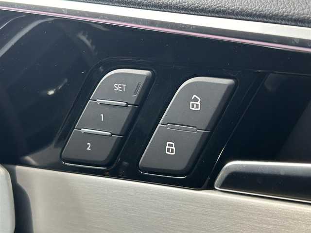 アウディ Ａ４ 40TDIクワトロ Sライン 岩手県 2023(令5)年 3.2万km グレイシアホワイトメタリック ワンオーナー/衝突軽減装置/ディーゼルターボ　/純正ナビ　/フルセグTV/ビルトインETC　/全方位カメラ　/アダクティブクルーズコントロール /純正前後ドライブレコーダー/パドルシフト /コーナーセンサー /前席シートヒーター/前席パワーシート/運転席シートメモリ /スマホ充電 /革ステアリング/横滑り防止装置/純正フロアマット/スマートキー×2/保証書 取説