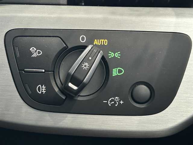 アウディ Ａ４ 40TDIクワトロ Sライン 岩手県 2023(令5)年 3.2万km グレイシアホワイトメタリック ワンオーナー/衝突軽減装置/ディーゼルターボ　/純正ナビ　/フルセグTV/ビルトインETC　/全方位カメラ　/アダクティブクルーズコントロール /純正前後ドライブレコーダー/パドルシフト /コーナーセンサー /前席シートヒーター/前席パワーシート/運転席シートメモリ /スマホ充電 /革ステアリング/横滑り防止装置/純正フロアマット/スマートキー×2/保証書 取説
