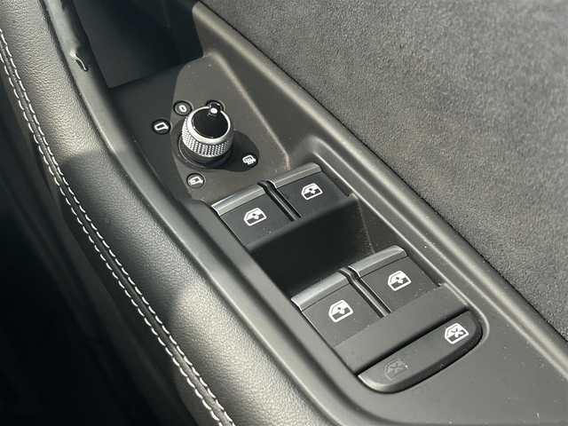 アウディ Ａ４ 40TDIクワトロ Sライン 岩手県 2023(令5)年 3.2万km グレイシアホワイトメタリック ワンオーナー/衝突軽減装置/ディーゼルターボ　/純正ナビ　/フルセグTV/ビルトインETC　/全方位カメラ　/アダクティブクルーズコントロール /純正前後ドライブレコーダー/パドルシフト /コーナーセンサー /前席シートヒーター/前席パワーシート/運転席シートメモリ /スマホ充電 /革ステアリング/横滑り防止装置/純正フロアマット/スマートキー×2/保証書 取説