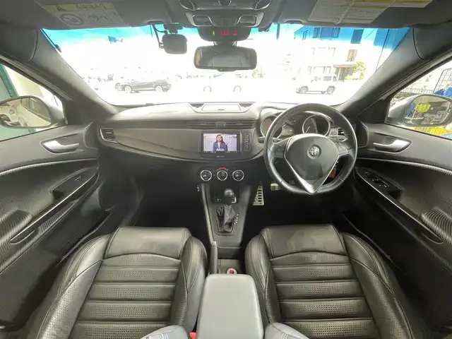 アルファロメオ ジュリエッタ ヴェローチェ 千葉県 2018(平30)年 4.4万km 白 黒革シート/クルーズコントロール/社外メモリナビ【AVIC-RZ801】/・フルセグTV/BT/CD/DVD/ラジオ/バックカメラ/パワーシート/シートヒーター/ETC/コーナーセンサー/純正ドライブレコーダー/レッドブレーキキャリパー/純正18インチ5ホールガンメタリック塗装AW/ボディ同色サイドシルスポイラー/HIDヘッドライト/純正フロアマット/取扱説明書/保証書