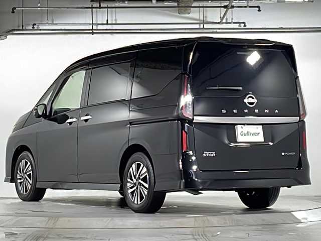 日産 セレナ e－パワー ハイウェイスター V 広島県 2023(令5)年 2.5万km ダイヤモンドブラック 純正12.3型メモリナビ/（AM/FM/BT/フルセグTV）/プロパイロット/インテリジェントクルーズコントロール/ステアリングヒーター/シートヒーター/両側パワースライドドア/全方位カメラ/デジタルインナーミラー/ドライブレコーダー/車線維持支援/標識検知支援/駐車支援/コーナーセンサー/ウォークスルー/衝突軽減システム/横滑り防止装置/アイドリングストップ/プッシュスタートボタン/スマートキー/純正１６インチアルミホイール/純正フロアマット/純正LEDヘッドライト/ETC2.0