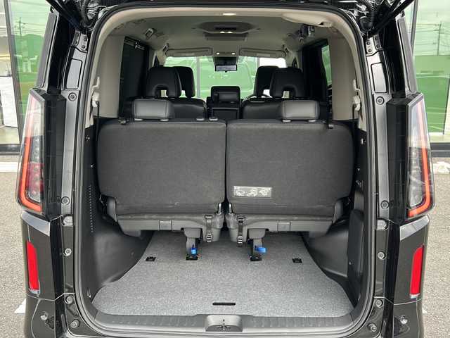 日産 セレナ e－パワー ハイウェイスター V 福岡県 2023(令5)年 2.5万km ダイヤモンドブラック 純正メモリナビ/（AM/FM/BT/フルセグTV）/プロパイロット/インテリジェントクルーズコントロール/ステアリングヒーター/シートヒーター/両側パワースライドドア/全方位カメラ/デジタルインナーミラー/車線維持支援/標識検知支援/駐車支援/コーナーセンサー/ウォークスルー/衝突軽減システム/横滑り防止装置/アイドリングストップ/プッシュスタートボタン/スマートキー/純正１６インチアルミホイール/純正フロアマット/純正LEDヘッドライト/ETC2.0