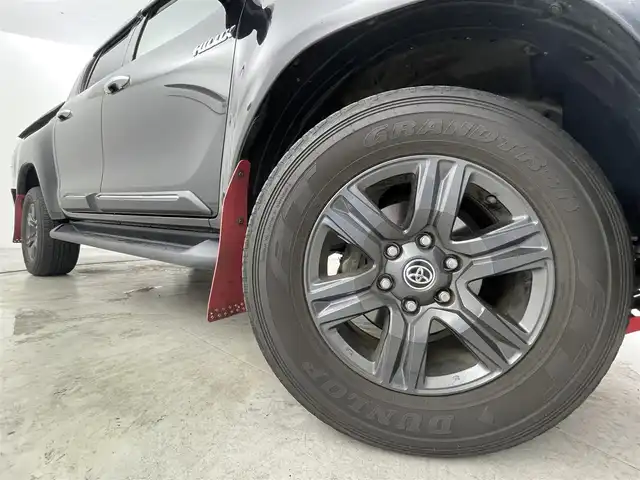 トヨタ ハイラックス Z 福岡県 2022(令4)年 5.8万km アティチュードブラックマイカ 純正ナビ（ＢＴ，フルセグＴＶ）　/バックカメラ　/ＥＴＣ　/レーダークルーズコントロール　/コーナーセンサー　/衝突被害軽減　/レーンキープ　/トランスファースイッチ/ヒルディセントコントロール　/ベッドライナー　/トノカバー　/TRDマッドフラップ