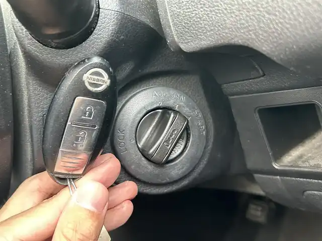 日産 ノート 15X SV +プラズマ 岡山県 2012(平24)年 6.9万km スカッシュブルー 登録時走行距離68170km/純正ナビ/(AM/FM/TV/DISC/BT)/ETC/スマートキー/電動格納ミラー/パワーステアリング/パワーウィンドウ/純正フロアマット/ハロゲンヘッドライト/取扱説明書/保証書/記録簿/フルフラットシート/