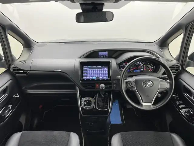 トヨタ ヴォクシー ZS 煌Ⅲ 岡山県 2021(令3)年 4.3万km ブラック 純正９インチナビ	/【ナビ/フルセグ/Bluetooth/DVD】	/両側パワースライドドア/バックカメラ/クルーズコントロール/オートハイビーム	/LEDヘッドライト（AUTO機能付き）/ビルトインETC/衝突軽減ブレーキシステム	/車線逸脱防止システム	/横滑り防止装置	/踏み間違い防止装置/純正15インチアルミ	/コーナーセンサー（前後）	/純正フロアマット	/ステアリングスイッチ	/後席サンシェイド/チルトステアリング/シートリフター/シートバックテーブル(N席側)	/ウィンカーミラー/ドアバイザー/プッシュスタート