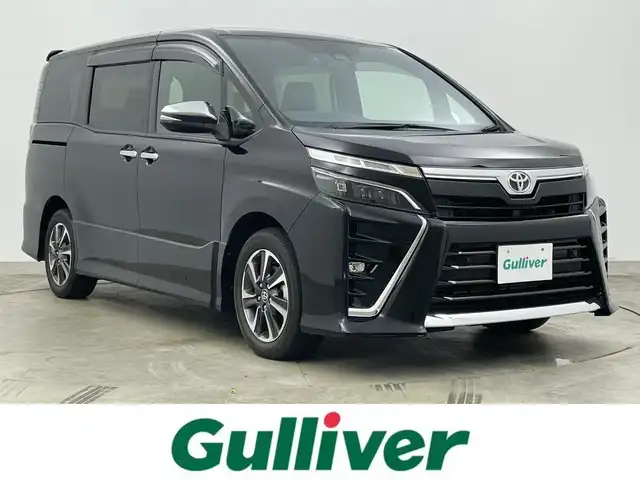 トヨタ ヴォクシー ZS 煌Ⅲ 岡山県 2021(令3)年 4.3万km ブラック 純正９インチナビ	/【ナビ/フルセグ/Bluetooth/DVD】	/両側パワースライドドア/バックカメラ/クルーズコントロール/オートハイビーム	/LEDヘッドライト（AUTO機能付き）/ビルトインETC/衝突軽減ブレーキシステム	/車線逸脱防止システム	/横滑り防止装置	/踏み間違い防止装置/純正15インチアルミ	/コーナーセンサー（前後）	/純正フロアマット	/ステアリングスイッチ	/後席サンシェイド/チルトステアリング/シートリフター/シートバックテーブル(N席側)	/ウィンカーミラー/ドアバイザー/プッシュスタート