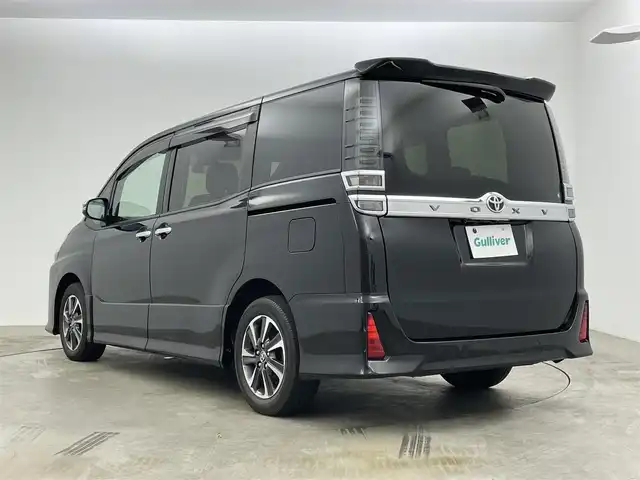 トヨタ ヴォクシー ZS 煌Ⅲ 岡山県 2021(令3)年 4.3万km ブラック 純正９インチナビ	/【ナビ/フルセグ/Bluetooth/DVD】	/両側パワースライドドア/バックカメラ/クルーズコントロール/オートハイビーム	/LEDヘッドライト（AUTO機能付き）/ビルトインETC/衝突軽減ブレーキシステム	/車線逸脱防止システム	/横滑り防止装置	/踏み間違い防止装置/純正15インチアルミ	/コーナーセンサー（前後）	/純正フロアマット	/ステアリングスイッチ	/後席サンシェイド/チルトステアリング/シートリフター/シートバックテーブル(N席側)	/ウィンカーミラー/ドアバイザー/プッシュスタート
