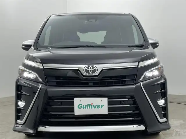 トヨタ ヴォクシー ZS 煌Ⅲ 岡山県 2021(令3)年 4.3万km ブラック 純正９インチナビ	/【ナビ/フルセグ/Bluetooth/DVD】	/両側パワースライドドア/バックカメラ/クルーズコントロール/オートハイビーム	/LEDヘッドライト（AUTO機能付き）/ビルトインETC/衝突軽減ブレーキシステム	/車線逸脱防止システム	/横滑り防止装置	/踏み間違い防止装置/純正15インチアルミ	/コーナーセンサー（前後）	/純正フロアマット	/ステアリングスイッチ	/後席サンシェイド/チルトステアリング/シートリフター/シートバックテーブル(N席側)	/ウィンカーミラー/ドアバイザー/プッシュスタート