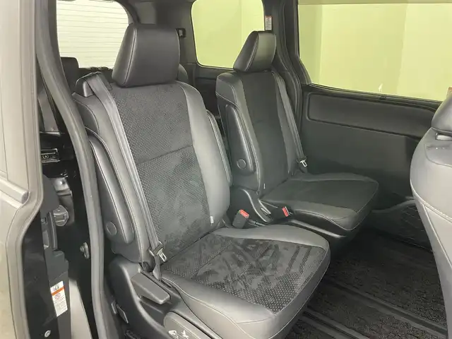 トヨタ ヴォクシー ZS 煌Ⅲ 岡山県 2021(令3)年 4.3万km ブラック 純正９インチナビ	/【ナビ/フルセグ/Bluetooth/DVD】	/両側パワースライドドア/バックカメラ/クルーズコントロール/オートハイビーム	/LEDヘッドライト（AUTO機能付き）/ビルトインETC/衝突軽減ブレーキシステム	/車線逸脱防止システム	/横滑り防止装置	/踏み間違い防止装置/純正15インチアルミ	/コーナーセンサー（前後）	/純正フロアマット	/ステアリングスイッチ	/後席サンシェイド/チルトステアリング/シートリフター/シートバックテーブル(N席側)	/ウィンカーミラー/ドアバイザー/プッシュスタート