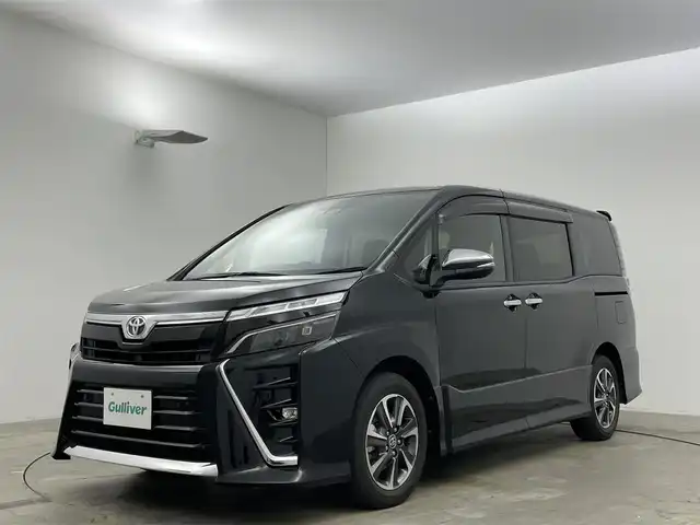 トヨタ ヴォクシー ZS 煌Ⅲ 岡山県 2021(令3)年 4.3万km ブラック 純正９インチナビ	/【ナビ/フルセグ/Bluetooth/DVD】	/両側パワースライドドア/バックカメラ/クルーズコントロール/オートハイビーム	/LEDヘッドライト（AUTO機能付き）/ビルトインETC/衝突軽減ブレーキシステム	/車線逸脱防止システム	/横滑り防止装置	/踏み間違い防止装置/純正15インチアルミ	/コーナーセンサー（前後）	/純正フロアマット	/ステアリングスイッチ	/後席サンシェイド/チルトステアリング/シートリフター/シートバックテーブル(N席側)	/ウィンカーミラー/ドアバイザー/プッシュスタート