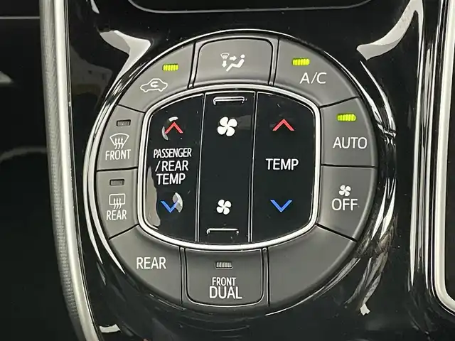 トヨタ ヴォクシー ZS 煌Ⅲ 岡山県 2021(令3)年 4.3万km ブラック 純正９インチナビ	/【ナビ/フルセグ/Bluetooth/DVD】	/両側パワースライドドア/バックカメラ/クルーズコントロール/オートハイビーム	/LEDヘッドライト（AUTO機能付き）/ビルトインETC/衝突軽減ブレーキシステム	/車線逸脱防止システム	/横滑り防止装置	/踏み間違い防止装置/純正15インチアルミ	/コーナーセンサー（前後）	/純正フロアマット	/ステアリングスイッチ	/後席サンシェイド/チルトステアリング/シートリフター/シートバックテーブル(N席側)	/ウィンカーミラー/ドアバイザー/プッシュスタート