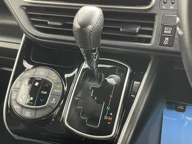 トヨタ ヴォクシー ZS 煌Ⅲ 岡山県 2021(令3)年 4.3万km ブラック 純正９インチナビ	/【ナビ/フルセグ/Bluetooth/DVD】	/両側パワースライドドア/バックカメラ/クルーズコントロール/オートハイビーム	/LEDヘッドライト（AUTO機能付き）/ビルトインETC/衝突軽減ブレーキシステム	/車線逸脱防止システム	/横滑り防止装置	/踏み間違い防止装置/純正15インチアルミ	/コーナーセンサー（前後）	/純正フロアマット	/ステアリングスイッチ	/後席サンシェイド/チルトステアリング/シートリフター/シートバックテーブル(N席側)	/ウィンカーミラー/ドアバイザー/プッシュスタート