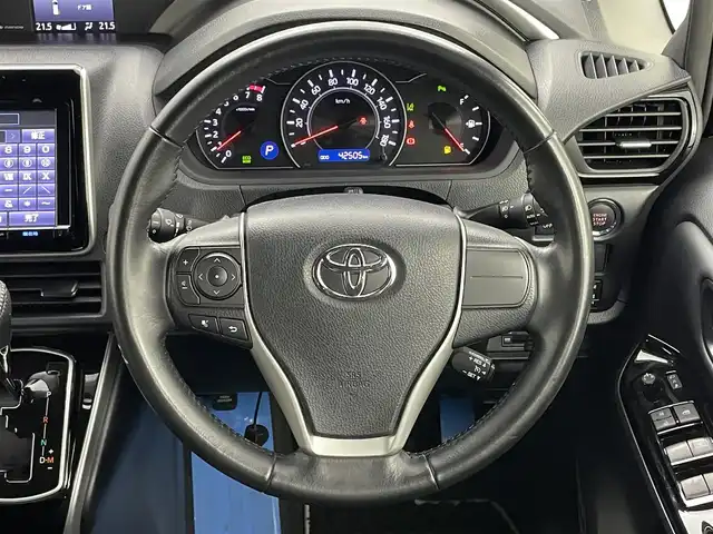 トヨタ ヴォクシー ZS 煌Ⅲ 岡山県 2021(令3)年 4.3万km ブラック 純正９インチナビ	/【ナビ/フルセグ/Bluetooth/DVD】	/両側パワースライドドア/バックカメラ/クルーズコントロール/オートハイビーム	/LEDヘッドライト（AUTO機能付き）/ビルトインETC/衝突軽減ブレーキシステム	/車線逸脱防止システム	/横滑り防止装置	/踏み間違い防止装置/純正15インチアルミ	/コーナーセンサー（前後）	/純正フロアマット	/ステアリングスイッチ	/後席サンシェイド/チルトステアリング/シートリフター/シートバックテーブル(N席側)	/ウィンカーミラー/ドアバイザー/プッシュスタート