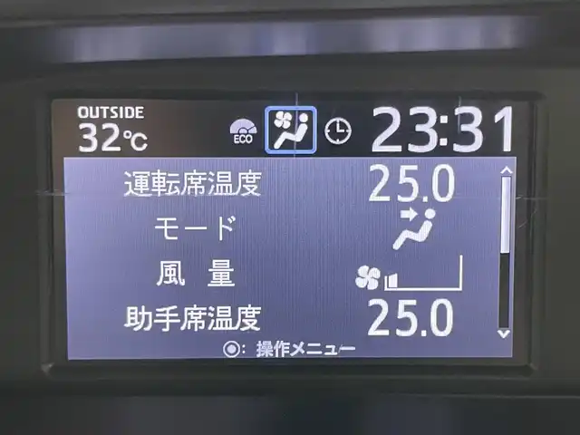 トヨタ ヴォクシー ZS 煌Ⅲ 岡山県 2021(令3)年 4.3万km ブラック 純正９インチナビ	/【ナビ/フルセグ/Bluetooth/DVD】	/両側パワースライドドア/バックカメラ/クルーズコントロール/オートハイビーム	/LEDヘッドライト（AUTO機能付き）/ビルトインETC/衝突軽減ブレーキシステム	/車線逸脱防止システム	/横滑り防止装置	/踏み間違い防止装置/純正15インチアルミ	/コーナーセンサー（前後）	/純正フロアマット	/ステアリングスイッチ	/後席サンシェイド/チルトステアリング/シートリフター/シートバックテーブル(N席側)	/ウィンカーミラー/ドアバイザー/プッシュスタート