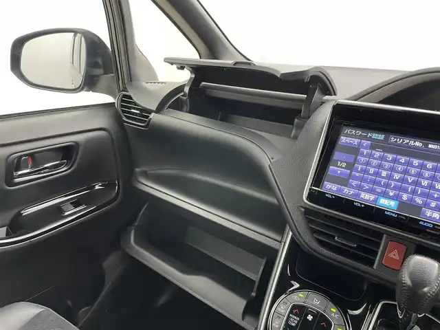 トヨタ ヴォクシー ZS 煌Ⅲ 岡山県 2021(令3)年 4.3万km ブラック 純正９インチナビ	/【ナビ/フルセグ/Bluetooth/DVD】	/両側パワースライドドア/バックカメラ/クルーズコントロール/オートハイビーム	/LEDヘッドライト（AUTO機能付き）/ビルトインETC/衝突軽減ブレーキシステム	/車線逸脱防止システム	/横滑り防止装置	/踏み間違い防止装置/純正15インチアルミ	/コーナーセンサー（前後）	/純正フロアマット	/ステアリングスイッチ	/後席サンシェイド/チルトステアリング/シートリフター/シートバックテーブル(N席側)	/ウィンカーミラー/ドアバイザー/プッシュスタート