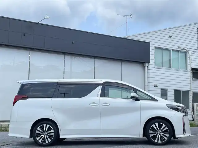 トヨタ アルファード S Cパッケージ 千葉県 2019(令1)年 6.3万km ホワイトパールクリスタルシャイン 12.1型リアシートエンタテインメントシステム【MOP】/3眼LEDヘッドランプ/シーケンシャルターンランプ【MOP】/ブラインドスポットモニター【MOP】/デジタルインナーミラー【MOP】/10インチ純正メモリナビ/・フルセグTV(キャンセラー付)/BT/DVD/ラジオ/バックカメラ/ワンタッチスイッチ付デュアルパワースライドドア/パワーバックドア/AC100V/スペアタイヤ【MOP】/ETC2.0/純正ドライブレコーダー【DRT-C68A】/純正18インチアルミホイール/取扱説明書/保証書/スペアキー