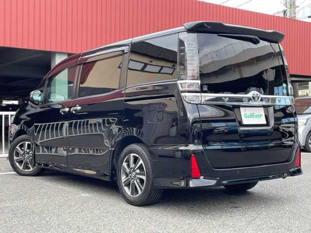 トヨタ ヴォクシー ZS 煌Ⅱ 神奈川県 2019(令1)年 6.8万km ブラック ワンオーナー/純正SDナビ【NSZT-W68T】/・DTV/CD/DVD/SD/MSV/BT/バックカメラ/クリアランスソナー/ToyotaSafetySense/・プリクラッシュセーフティ/・車線逸脱警報/・オートマチックハイビーム/・先行車発進告知機能/クルーズコントロール/ビルトインETC/アイドリングストップ/両側パワースライドドア/バックドアイージークローザー/リアドア手動サンシェード/純正16インチAW/ルーフエンドスポイラー/社外革調シートカバー/D席シートリフター/プッシュEgスタート/ストップ/スマートキー×2/純正LEDヘッドライト/フォグランプ/ターンランプ付電動格納ドアミラー/ドアバイザー/純正フロアマット/取扱説明書/ナビ取扱説明書/新車時保証書