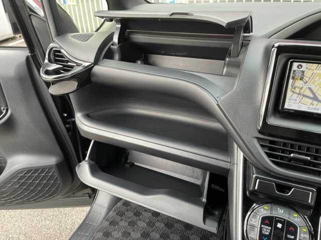 トヨタ ヴォクシー ZS 煌Ⅱ 神奈川県 2019(令1)年 6.8万km ブラック ワンオーナー/純正SDナビ【NSZT-W68T】/・DTV/CD/DVD/SD/MSV/BT/バックカメラ/クリアランスソナー/ToyotaSafetySense/・プリクラッシュセーフティ/・車線逸脱警報/・オートマチックハイビーム/・先行車発進告知機能/クルーズコントロール/ビルトインETC/アイドリングストップ/両側パワースライドドア/バックドアイージークローザー/リアドア手動サンシェード/純正16インチAW/ルーフエンドスポイラー/社外革調シートカバー/D席シートリフター/プッシュEgスタート/ストップ/スマートキー×2/純正LEDヘッドライト/フォグランプ/ターンランプ付電動格納ドアミラー/ドアバイザー/純正フロアマット/取扱説明書/ナビ取扱説明書/新車時保証書