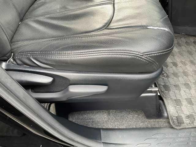 トヨタ ヴォクシー ZS 煌Ⅱ 神奈川県 2019(令1)年 6.8万km ブラック ワンオーナー/純正SDナビ【NSZT-W68T】/・DTV/CD/DVD/SD/MSV/BT/バックカメラ/クリアランスソナー/ToyotaSafetySense/・プリクラッシュセーフティ/・車線逸脱警報/・オートマチックハイビーム/・先行車発進告知機能/クルーズコントロール/ビルトインETC/アイドリングストップ/両側パワースライドドア/バックドアイージークローザー/リアドア手動サンシェード/純正16インチAW/ルーフエンドスポイラー/社外革調シートカバー/D席シートリフター/プッシュEgスタート/ストップ/スマートキー×2/純正LEDヘッドライト/フォグランプ/ターンランプ付電動格納ドアミラー/ドアバイザー/純正フロアマット/取扱説明書/ナビ取扱説明書/新車時保証書