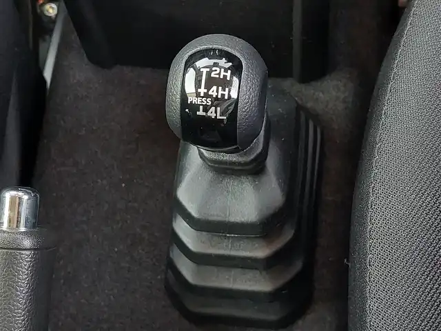 スズキ ジムニー XC 東京都 2025(令7)年 0.1万km ミディアムグレー 4WD/社外ナビ/シートヒーター/クルーズコントロール/衝突軽減ブレーキ/レーンキープアシスト/コーナーセンサー/アイドリングストップ/スマートキー/LEDヘッドライト/オートライト/純正16インチAW