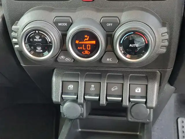 スズキ ジムニー XC 東京都 2025(令7)年 0.1万km ミディアムグレー 4WD/社外ナビ/シートヒーター/クルーズコントロール/衝突軽減ブレーキ/レーンキープアシスト/コーナーセンサー/アイドリングストップ/スマートキー/LEDヘッドライト/オートライト/純正16インチAW