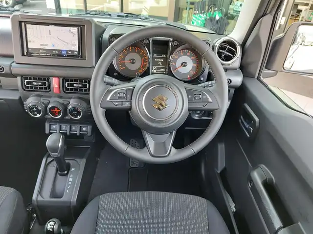 スズキ ジムニー XC 東京都 2025(令7)年 0.1万km ミディアムグレー 4WD/社外ナビ/シートヒーター/クルーズコントロール/衝突軽減ブレーキ/レーンキープアシスト/コーナーセンサー/アイドリングストップ/スマートキー/LEDヘッドライト/オートライト/純正16インチAW