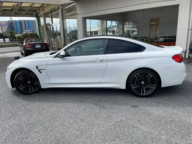 ＢＭＷ Ｍ４ クーペ 神奈川県 2015(平27)年 6.9万km アルピンホワイトⅢ 黒革シート/カーボンルーフ/純正19インチAW/青ブレーキキャリパー/LEDヘッドライト/インテリジェントセーフティ/クルーズコントロール/衝突警告/車線逸脱警告/コーナーセンサー/HUD/純正HDDナビ・地デジTV/純正CD/DVD/MSV/USB/BT/バックモニター/ミラーETC/前席パワーシート/シートヒーター/ドライブレコーダー/パドルシフト/プッシュスタート/スマートキー×2/H28/29/30/R1/2/3/4/5/6/7年整備記録/保証書・取説あり