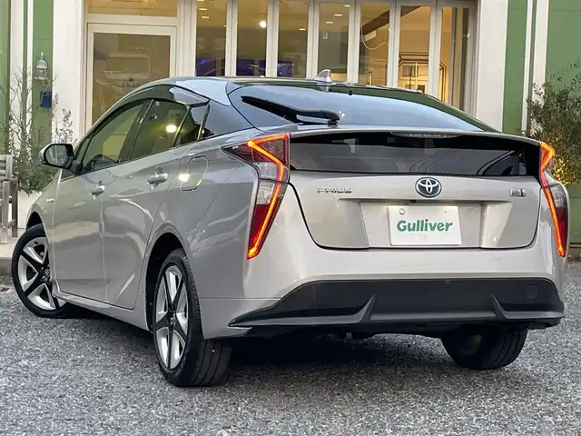 トヨタ プリウス S ツーリングセレクション 埼玉県 2016(平28)年 2.8万km スティールブロンドM レザーシート/前席シートヒーター/純正9型ナビTV/バックカメラ/ビルトインETC2.0/LEDヘッドライト/純正17インチアルミ/レーダークルーズコントロール/セーフティセンス/プッシュスタート/スマートキー/車検R９年3月まで