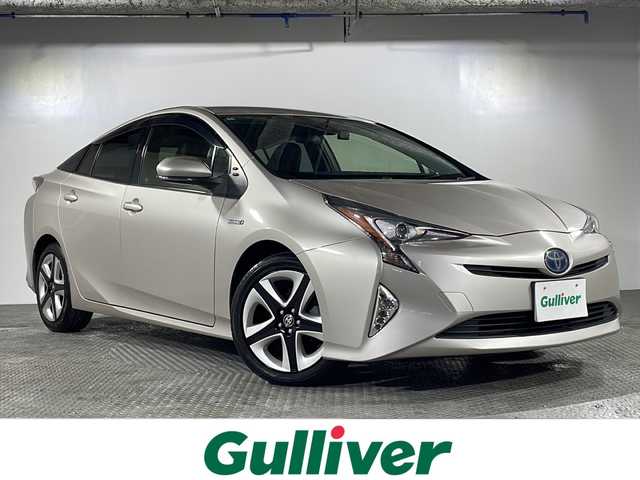 トヨタ プリウス S ツーリングセレクション 沖縄県 2016(平28)年 2.8万km スティールブロンドM 県外仕入れ/純正9インチナビ/【CD/DVD/フルセグTV/BT】/バックカメラ/前方ドライブレコーダー/トヨタセーフティセンス/→プリクラッシュセーフティ/→レーンデイパーチャーアラート/→オートマチックハイビーム/横滑り防止装置/レーダークルーズコントロール/ETC/レザーシート/シートヒーター/ステアリングスイッチ/純正ドアバイザー/スマートキー