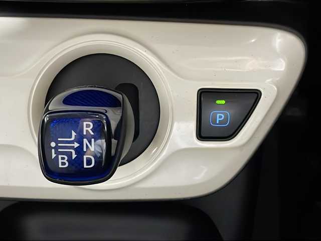 トヨタ プリウス S ツーリングセレクション 沖縄県 2016(平28)年 2.8万km スティールブロンドM 県外仕入れ/純正9インチナビ/【CD/DVD/フルセグTV/BT】/バックカメラ/前方ドライブレコーダー/トヨタセーフティセンス/→プリクラッシュセーフティ/→レーンデイパーチャーアラート/→オートマチックハイビーム/横滑り防止装置/レーダークルーズコントロール/ETC/レザーシート/シートヒーター/ステアリングスイッチ/純正ドアバイザー/スマートキー