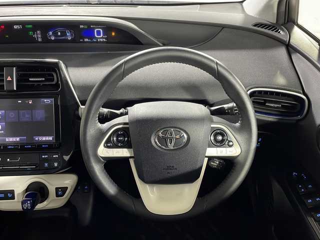 トヨタ プリウス S ツーリングセレクション 沖縄県 2016(平28)年 2.8万km スティールブロンドM 県外仕入れ/純正9インチナビ/【CD/DVD/フルセグTV/BT】/バックカメラ/前方ドライブレコーダー/トヨタセーフティセンス/→プリクラッシュセーフティ/→レーンデイパーチャーアラート/→オートマチックハイビーム/横滑り防止装置/レーダークルーズコントロール/ETC/レザーシート/シートヒーター/ステアリングスイッチ/純正ドアバイザー/スマートキー