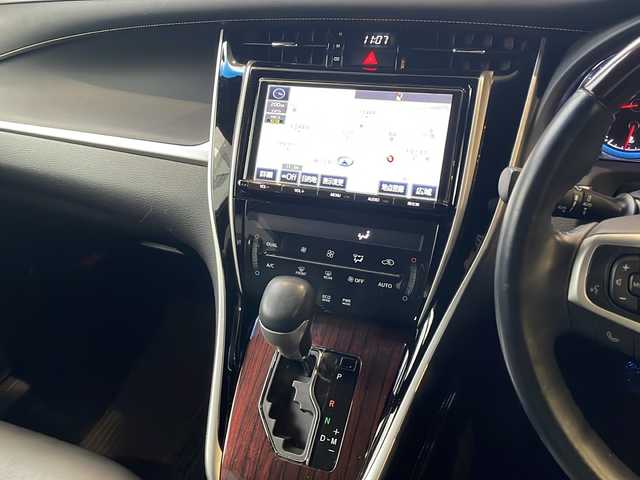 トヨタ ハリアー プレミアム 秋田県 2016(平28)年 6.4万km スパークリングブラックパールクリスタルシャイン 純正ナビ/Bluetooth/フルセグTV/ラジオ/オートハイビーム/パワーバックドア/ETC/横滑り防止スイッチ/車線逸脱スイッチ/ステアリングスイッチ/電動格納ミラー/純正フロアマット/アイドリングストップ/オールオートウィンドウ/TV切り替えスイッチ/純正AW組18インチ夏タイヤ積載