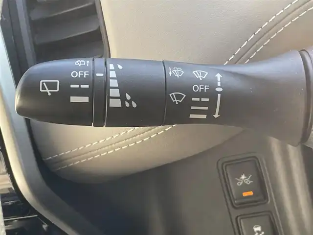 日産 セレナ ハイウェイスター Vセレクション 熊本県 2017(平29)年 6.4万km ブリリアントホワイトパール 2トーン 純正ナビ/・AM/FM/CD/DVD/BT/SD/・フルセグTV/・全方位カメラ/デジタルインナーミラー/インテリジェント エマージェンシーブレーキ/前方衝突予測警報/踏み間違い衝突防止アシスト/車線逸脱警報/インテリジェント アラウンドビューモニター/後側方車両検知警報/ハイビームアシスト/電動パーキングブレーキ/ブレーキホールド/ステアリングスイッチ/ウィンカーミラー/ビルトインETC/前方ドライブレコーダー/純正１６インチAW/純正フロアマット/ドアバイザー/両側パワースライドドア/プッシュスタート/・スマートキー