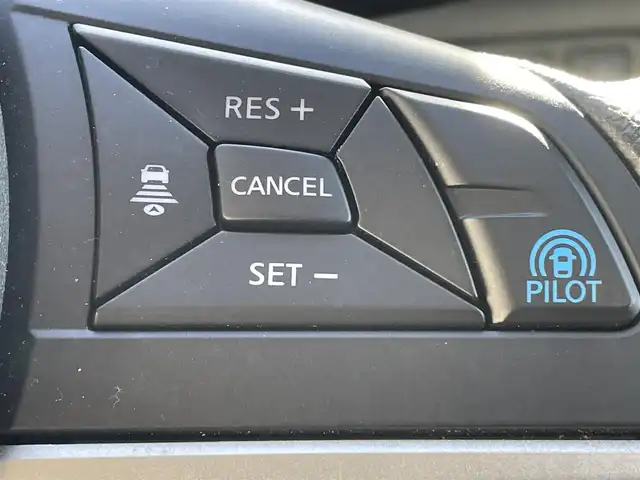 日産 セレナ ハイウェイスター Vセレクション 熊本県 2017(平29)年 6.4万km ブリリアントホワイトパール 2トーン 純正ナビ/・AM/FM/CD/DVD/BT/SD/・フルセグTV/・全方位カメラ/デジタルインナーミラー/インテリジェント エマージェンシーブレーキ/前方衝突予測警報/踏み間違い衝突防止アシスト/車線逸脱警報/インテリジェント アラウンドビューモニター/後側方車両検知警報/ハイビームアシスト/電動パーキングブレーキ/ブレーキホールド/ステアリングスイッチ/ウィンカーミラー/ビルトインETC/前方ドライブレコーダー/純正１６インチAW/純正フロアマット/ドアバイザー/両側パワースライドドア/プッシュスタート/・スマートキー