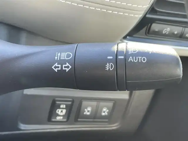 日産 セレナ ハイウェイスター Vセレクション 熊本県 2017(平29)年 6.4万km ブリリアントホワイトパール 2トーン 純正ナビ/・AM/FM/CD/DVD/BT/SD/・フルセグTV/・全方位カメラ/デジタルインナーミラー/インテリジェント エマージェンシーブレーキ/前方衝突予測警報/踏み間違い衝突防止アシスト/車線逸脱警報/インテリジェント アラウンドビューモニター/後側方車両検知警報/ハイビームアシスト/電動パーキングブレーキ/ブレーキホールド/ステアリングスイッチ/ウィンカーミラー/ビルトインETC/前方ドライブレコーダー/純正１６インチAW/純正フロアマット/ドアバイザー/両側パワースライドドア/プッシュスタート/・スマートキー