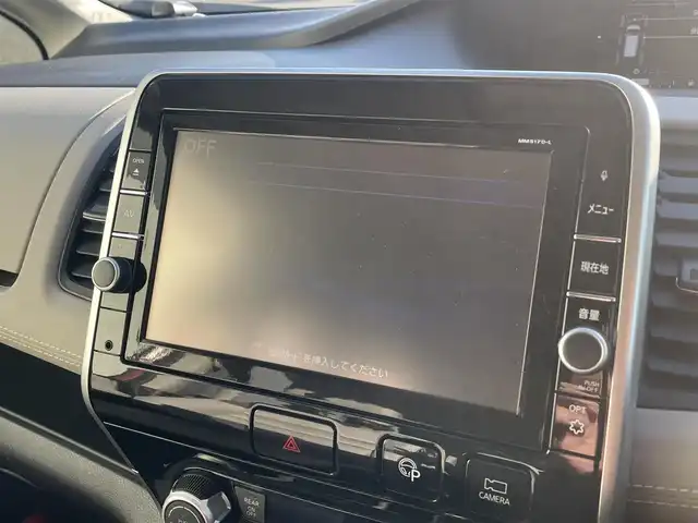 日産 セレナ ハイウェイスター Vセレクション 熊本県 2017(平29)年 6.4万km ブリリアントホワイトパール 2トーン 純正ナビ/・AM/FM/CD/DVD/BT/SD/・フルセグTV/・全方位カメラ/デジタルインナーミラー/インテリジェント エマージェンシーブレーキ/前方衝突予測警報/踏み間違い衝突防止アシスト/車線逸脱警報/インテリジェント アラウンドビューモニター/後側方車両検知警報/ハイビームアシスト/電動パーキングブレーキ/ブレーキホールド/ステアリングスイッチ/ウィンカーミラー/ビルトインETC/前方ドライブレコーダー/純正１６インチAW/純正フロアマット/ドアバイザー/両側パワースライドドア/プッシュスタート/・スマートキー