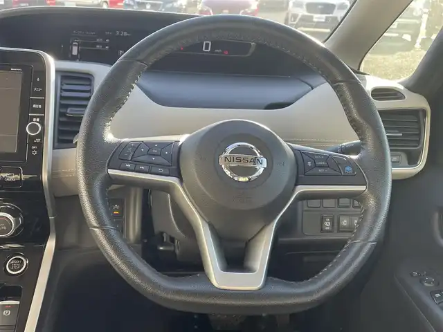 日産 セレナ ハイウェイスター Vセレクション 熊本県 2017(平29)年 6.4万km ブリリアントホワイトパール 2トーン 純正ナビ/・AM/FM/CD/DVD/BT/SD/・フルセグTV/・全方位カメラ/デジタルインナーミラー/インテリジェント エマージェンシーブレーキ/前方衝突予測警報/踏み間違い衝突防止アシスト/車線逸脱警報/インテリジェント アラウンドビューモニター/後側方車両検知警報/ハイビームアシスト/電動パーキングブレーキ/ブレーキホールド/ステアリングスイッチ/ウィンカーミラー/ビルトインETC/前方ドライブレコーダー/純正１６インチAW/純正フロアマット/ドアバイザー/両側パワースライドドア/プッシュスタート/・スマートキー