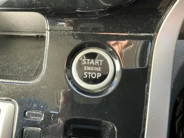 日産 セレナ ハイウェイスター Vセレクション 熊本県 2017(平29)年 6.4万km ブリリアントホワイトパール 2トーン 純正ナビ/・AM/FM/CD/DVD/BT/SD/・フルセグTV/・全方位カメラ/デジタルインナーミラー/インテリジェント エマージェンシーブレーキ/前方衝突予測警報/踏み間違い衝突防止アシスト/車線逸脱警報/インテリジェント アラウンドビューモニター/後側方車両検知警報/ハイビームアシスト/電動パーキングブレーキ/ブレーキホールド/ステアリングスイッチ/ウィンカーミラー/ビルトインETC/前方ドライブレコーダー/純正１６インチAW/純正フロアマット/ドアバイザー/両側パワースライドドア/プッシュスタート/・スマートキー