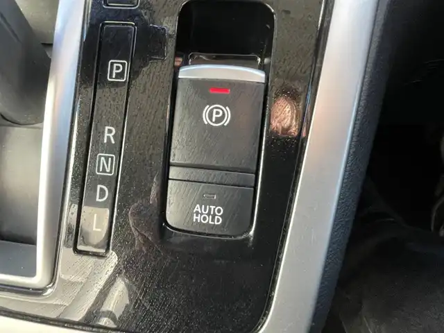 日産 セレナ ハイウェイスター Vセレクション 熊本県 2017(平29)年 6.4万km ブリリアントホワイトパール 2トーン 純正ナビ/・AM/FM/CD/DVD/BT/SD/・フルセグTV/・全方位カメラ/デジタルインナーミラー/インテリジェント エマージェンシーブレーキ/前方衝突予測警報/踏み間違い衝突防止アシスト/車線逸脱警報/インテリジェント アラウンドビューモニター/後側方車両検知警報/ハイビームアシスト/電動パーキングブレーキ/ブレーキホールド/ステアリングスイッチ/ウィンカーミラー/ビルトインETC/前方ドライブレコーダー/純正１６インチAW/純正フロアマット/ドアバイザー/両側パワースライドドア/プッシュスタート/・スマートキー