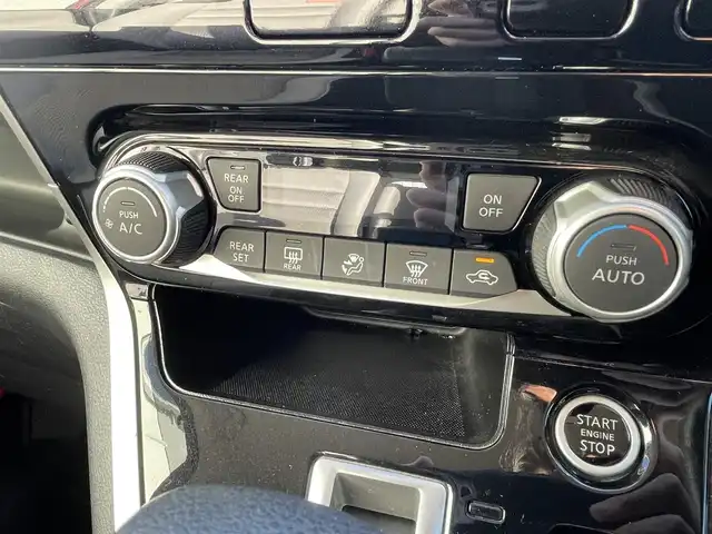 日産 セレナ ハイウェイスター Vセレクション 熊本県 2017(平29)年 6.4万km ブリリアントホワイトパール 2トーン 純正ナビ/・AM/FM/CD/DVD/BT/SD/・フルセグTV/・全方位カメラ/デジタルインナーミラー/インテリジェント エマージェンシーブレーキ/前方衝突予測警報/踏み間違い衝突防止アシスト/車線逸脱警報/インテリジェント アラウンドビューモニター/後側方車両検知警報/ハイビームアシスト/電動パーキングブレーキ/ブレーキホールド/ステアリングスイッチ/ウィンカーミラー/ビルトインETC/前方ドライブレコーダー/純正１６インチAW/純正フロアマット/ドアバイザー/両側パワースライドドア/プッシュスタート/・スマートキー