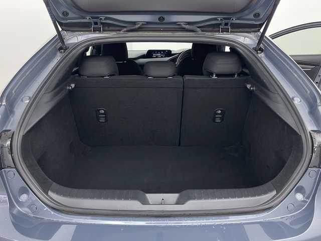 マツダ マツダ３ファストバック 20S プロアクティブ 道央・札幌 2021(令3)年 3.1万km ポリメタルグレーM ・4WD/・寒冷地仕様/・純正ナビ（TV＆CD＆DVD＆BT＆AndroidAuto＆Applecarplay）/・バックカメラ/・ブラインドスポットモニター/・オートマチックハイビーム/・クルーズコントロール/・ヘッドアップディスプレイ/・フロントワイパーデアイサー/・クリアランスソナー/・パドルシフト/・ミラーヒーター/・ビルトインETC/・オートライト/・LEDヘッドライト/・スマートキー/・スペアキー