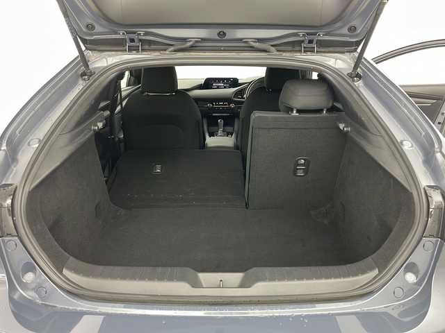 マツダ マツダ３ファストバック 20S プロアクティブ 道央・札幌 2021(令3)年 3.1万km ポリメタルグレーM ・4WD/・寒冷地仕様/・純正ナビ（TV＆CD＆DVD＆BT＆AndroidAuto＆Applecarplay）/・バックカメラ/・ブラインドスポットモニター/・オートマチックハイビーム/・クルーズコントロール/・ヘッドアップディスプレイ/・フロントワイパーデアイサー/・クリアランスソナー/・パドルシフト/・ミラーヒーター/・ビルトインETC/・オートライト/・LEDヘッドライト/・スマートキー/・スペアキー