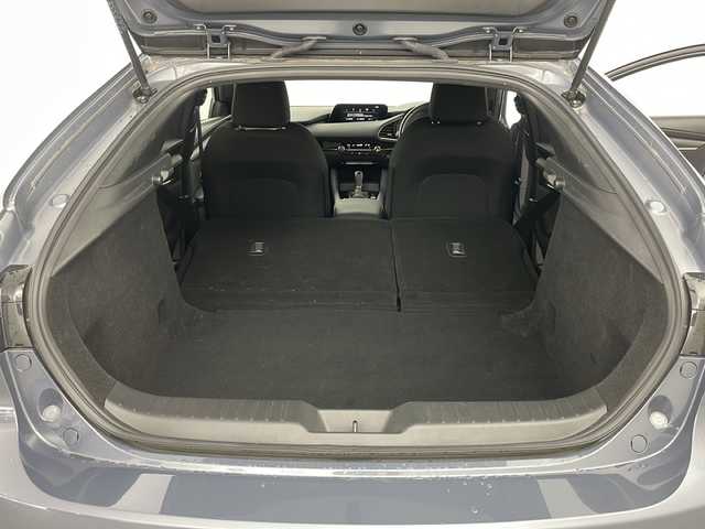 マツダ マツダ３ファストバック 20S プロアクティブ 道央・札幌 2021(令3)年 3.1万km ポリメタルグレーM ・4WD/・寒冷地仕様/・純正ナビ（TV＆CD＆DVD＆BT＆AndroidAuto＆Applecarplay）/・バックカメラ/・ブラインドスポットモニター/・オートマチックハイビーム/・クルーズコントロール/・ヘッドアップディスプレイ/・フロントワイパーデアイサー/・クリアランスソナー/・パドルシフト/・ミラーヒーター/・ビルトインETC/・オートライト/・LEDヘッドライト/・スマートキー/・スペアキー