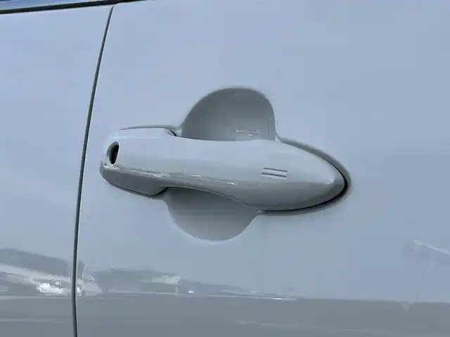 トヨタ ヤリス ハイブリッド Z 香川県 2020(令2)年 5万km ホワイトパールクリスタルシャイン 登録時走行距離：49439km/純正ナビゲーション/→BT接続/→フルセグTV/全方位カメラ/LEDヘッドライト/トヨタセーフティセンス/→アンチロックブレーキ/→ブレーキアシスト/→衝突安全ボディー/→盗難防止システム/→トラクションコントロール/→前席シートベルトプリテンショナー/→前席シートベルトフォースリミッター/ステアリングリモコン/ステアリングチルト機構/ステアリングテレスコピック機構/プッシュスタート/スマートキー