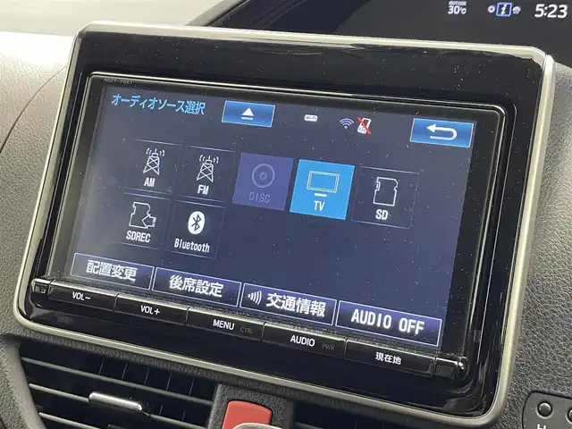 トヨタ エスクァイア Gi 滋賀県 2016(平28)年 3.7万km ブラック 純正９インチナビ/・フルセグTV・Bluetooth・CD・DVD・SD/後席用モニター/バックカメラ/前後ドライブレコーダー/ビルトインETC/両側パワースライドドア/衝突軽減機能/横滑り防止機能/オートハイビーム/オートライト/LEDヘッドライト/レザーシート/シートヒーター/電動格納ミラー