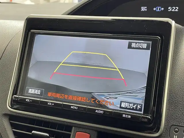 トヨタ エスクァイア Gi 滋賀県 2016(平28)年 3.7万km ブラック 純正９インチナビ/・フルセグTV・Bluetooth・CD・DVD・SD/後席用モニター/バックカメラ/前後ドライブレコーダー/ビルトインETC/両側パワースライドドア/衝突軽減機能/横滑り防止機能/オートハイビーム/オートライト/LEDヘッドライト/レザーシート/シートヒーター/電動格納ミラー